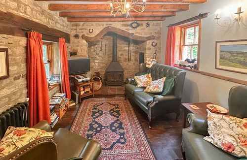 Worton Cottage | A quirky restoration, sleeps 4 people & a dog WiFi, numerous walks from the door & a pub nearby!