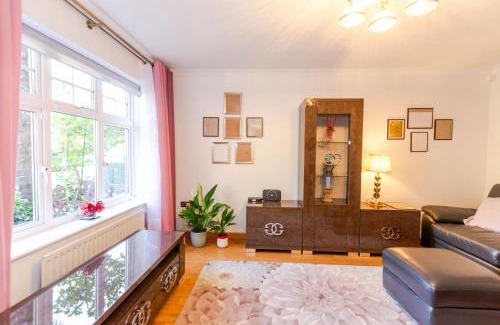 Thamesmead House | A Riverside Paradise in The City w Garden and Free Parking - A 2 Bed Home in London Sleeps 4!