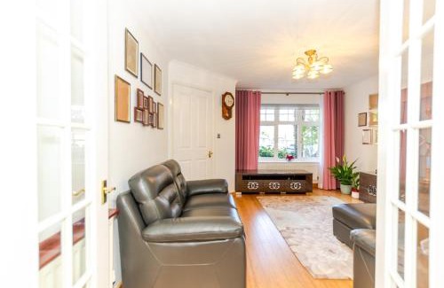 Thamesmead House | A Riverside Paradise in The City w Garden and Free Parking - A 2 Bed Home in London Sleeps 4!