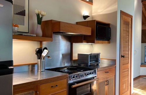 Rockridge House | A Rockridge oasis steps from the center of it all