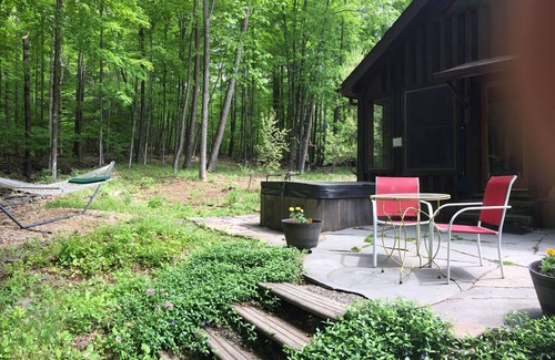 Mount Tremper House | A Romantic Escape, Woodstock Barn by A Stream with Hot Tub