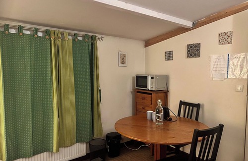 Vitry-sur-Seine Bed & Breakfast | A room with a garden near Paris