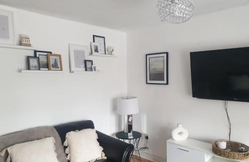 Wolverhampton Apartment | A&S properties, no guest fees, with drive and near city centre