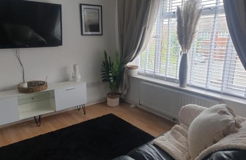 Wolverhampton Apartment | A&S properties, no guest fees, with drive and near city centre