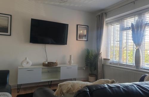 Wolverhampton Apartment | A&S properties, no guest fees, with drive and near city centre