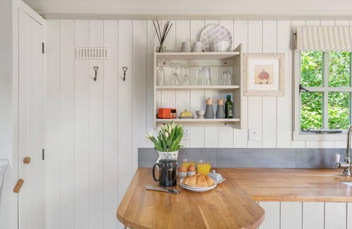 Kenn Cabin | A shepherds hut that sleeps 2 guests in 1 bedroom