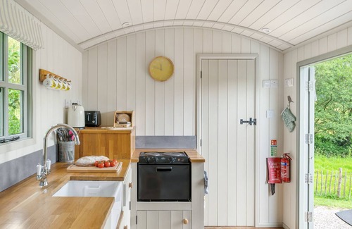 Kenn Cabin | A shepherds hut that sleeps 2 guests in 1 bedroom