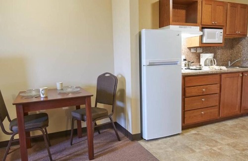 Pleasanton House | A Short Drive Away from La Loma de San Cristobal! 2 Pet-friendly Suites