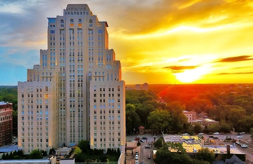 Central West End Hotel | A short drive away from Saint Louis Science Center! W/Pool, Parking & Cinema!