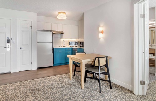 Downtown San Antonio Hotel | A Short Drive to the Institute of Texan Cultures! Pet & Family Friendly Studios!