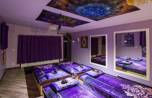 East Hill Apartment | A spa adult style Suite with outdoor hot tub & seasonal lap-size pool