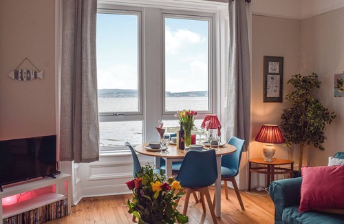 Helensburgh Cottage | A spacious apartment with stunning views over Gare Loch.