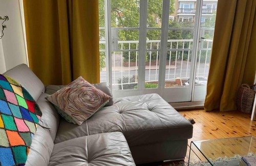 East Putney Apartment | A spacious, comfortable apartment for 4 ppl in London, zone 2