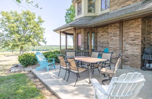 Lebanon Villa | A spacious finely-appointed luxury hideaway, nestled in the Ozark Mountains.