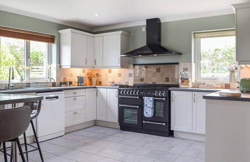 Cardigan Cottage | A spacious holiday home with a heavenly hot tub close to stunning beaches.