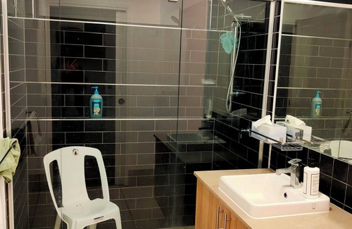 Ripley House | A Spacious room with ensuite
