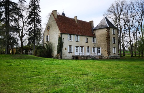 Chaillac House | A spacious setting surrounded by naturenThe castle and its cottage.