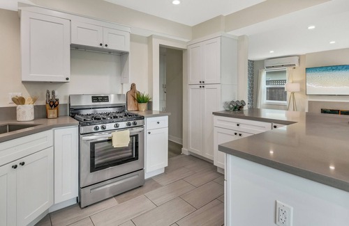 Old Towne House | A Stunning Naples Beauty cottage 2 mins 2 the sand