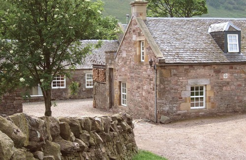 Penicuik Cottage | A stylish country cottage near Edinburgh. Wood-fired sauna. Pet friendly.