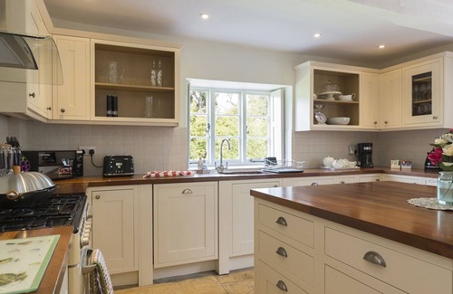 Winchcombe Cottage | A sudeley castle cottage that sleeps 14 guests in 7 bedrooms