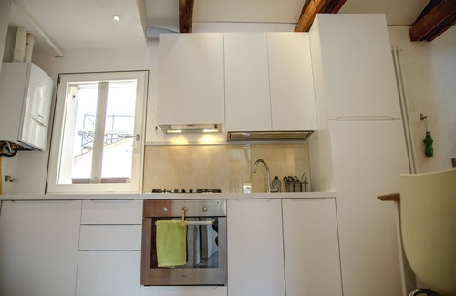 Cannaregio Apartment | a sunny nest full of character: Apartment Peoco