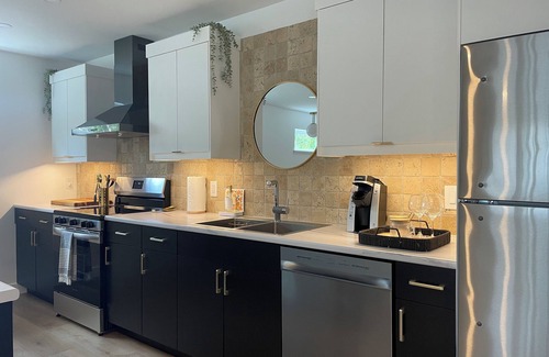 Comox Apartment | A Sweet Suite minute to golfing, beaches, airport and more in the Comox Valley.