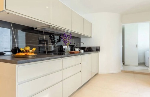 17th Arrondissement Apartment | A TASTE OF PARISIAN GRANDEUR : LUXE LIVING STEPS AWAY FROM ARC DE TRIOMPHE