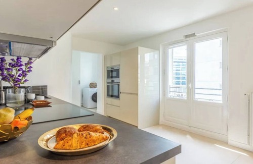 17th Arrondissement Apartment | A TASTE OF PARISIAN GRANDEUR : LUXE LIVING STEPS AWAY FROM ARC DE TRIOMPHE