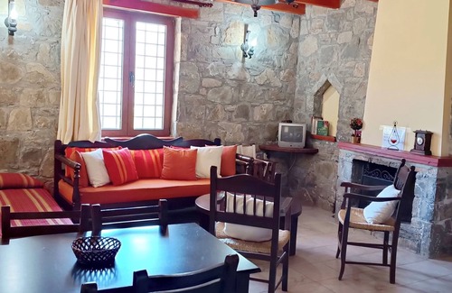 Astiraki Hotel | A traditional mountain gîte with swimming pool and local cuisine!