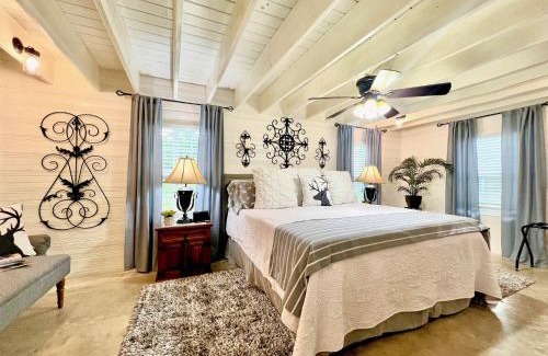 Woden House | A Tranquil Retreat Loaded With Ambiance! Sleeps 10