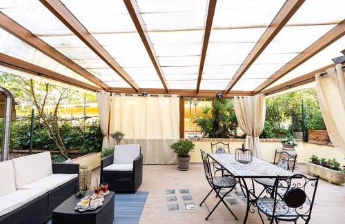 Pozzo Apartment | A typical house located in the historic village of Pozzo della Chiana, with a large furnished terrac