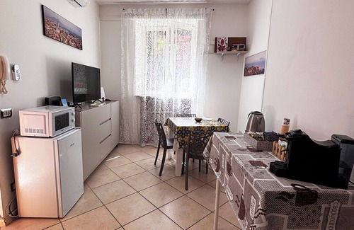 Chiaia House | A un passo dal cuore di Napoli: Rosso Napoli Short Lets