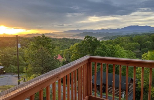 Gatlinburg - Pigeon Forge Cabin | A Walk In The Clouds: Thanksgiving Special Buy 6 nights and get 7th night free!