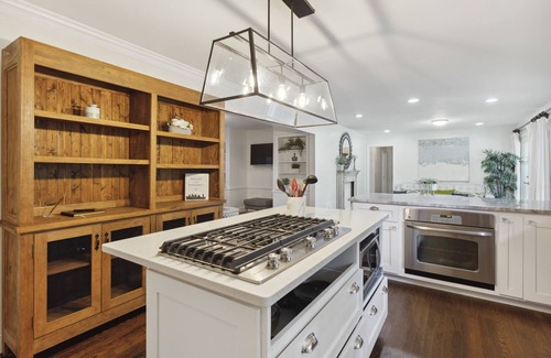 North Buckhead House | "A"Walk to Everything! Top Buckhead Restaurants, Phipps/Lenox Malls,Everything!