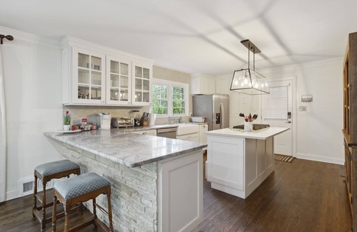 North Buckhead House | "A"Walk to Everything! Top Buckhead Restaurants, Phipps/Lenox Malls,Everything!