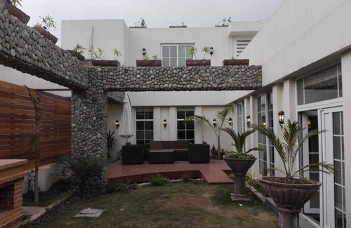 Islamabad Apartment | A well groomed Roof-Top garden and a Jacuzzi just by your penthouse!