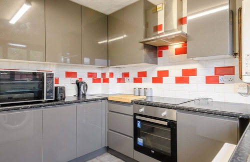 Loddon Cottage | A wonderful riverside setting, and easy walking distance to shops and cafés.