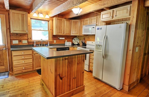 West Jefferson Cabin | A Wooded Escape-Open for Bookings! Hot tub, pool table, Fire Pit, Wi-Fi