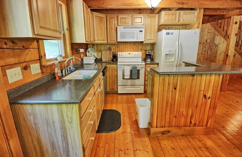 West Jefferson Cabin | A Wooded Escape-Open for Bookings! Hot tub, pool table, Fire Pit, Wi-Fi