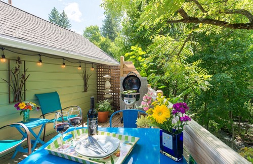 Woodstock Apartment | A Woodstock Waterfall™ Hideaway in the heart of the village ~ no car needed!