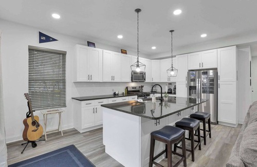 Buckeye Lake House | A Yachta fun: Spacious + Hot Tub, 2 Blocks to Lake