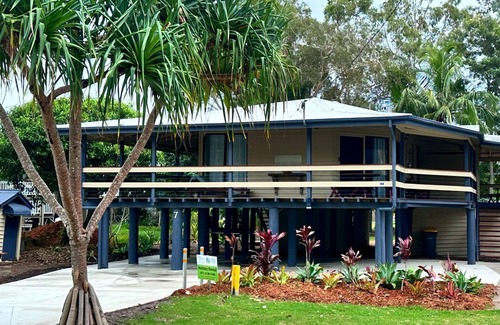 Traviston House | A Yearenda - Water Views -3BR - Steps to the Beach
