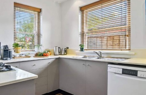 Middle Park Apartment | A1 Art Deco 2 Bedroom Apt. Sleeps 5. Nimmo1
