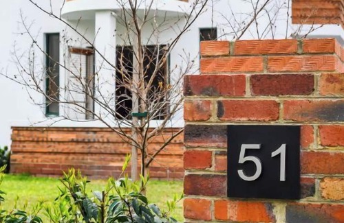 Middle Park Apartment | A1 Art Deco 2 Bedroom Apt. Sleeps 5. Nimmo1