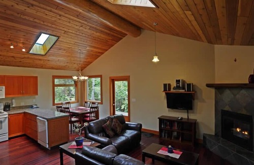 Tofino House | Abalone Inn - 3 bedroom Rental with Hot tub, very close to Chestermans Beach