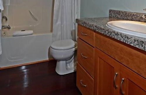 Tofino House | Abalone Inn - 3 bedroom Rental with Hot tub, very close to Chestermans Beach