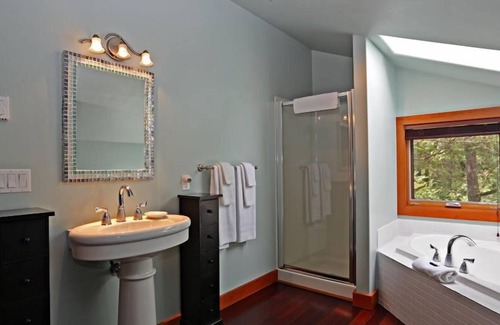 Tofino House | Abalone Inn - 3 bedroom Rental with Hot tub, very close to Chestermans Beach