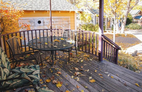 Ashland Cottage | Abbott's Cottages- The Heron. One bedroom cottage just two blocks to downtown