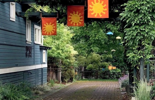 Ashland Cottage | Abbott's Cottages- The Heron. One bedroom cottage just two blocks to downtown