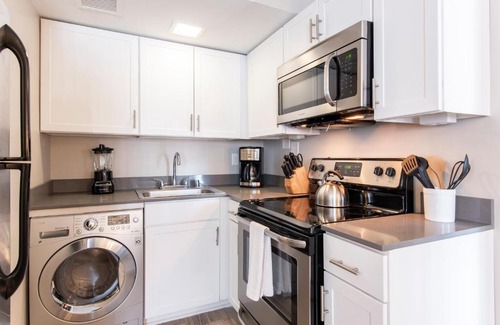 Downtown Louisville Apartment | Abode Downtown Louisville - 4th St Live